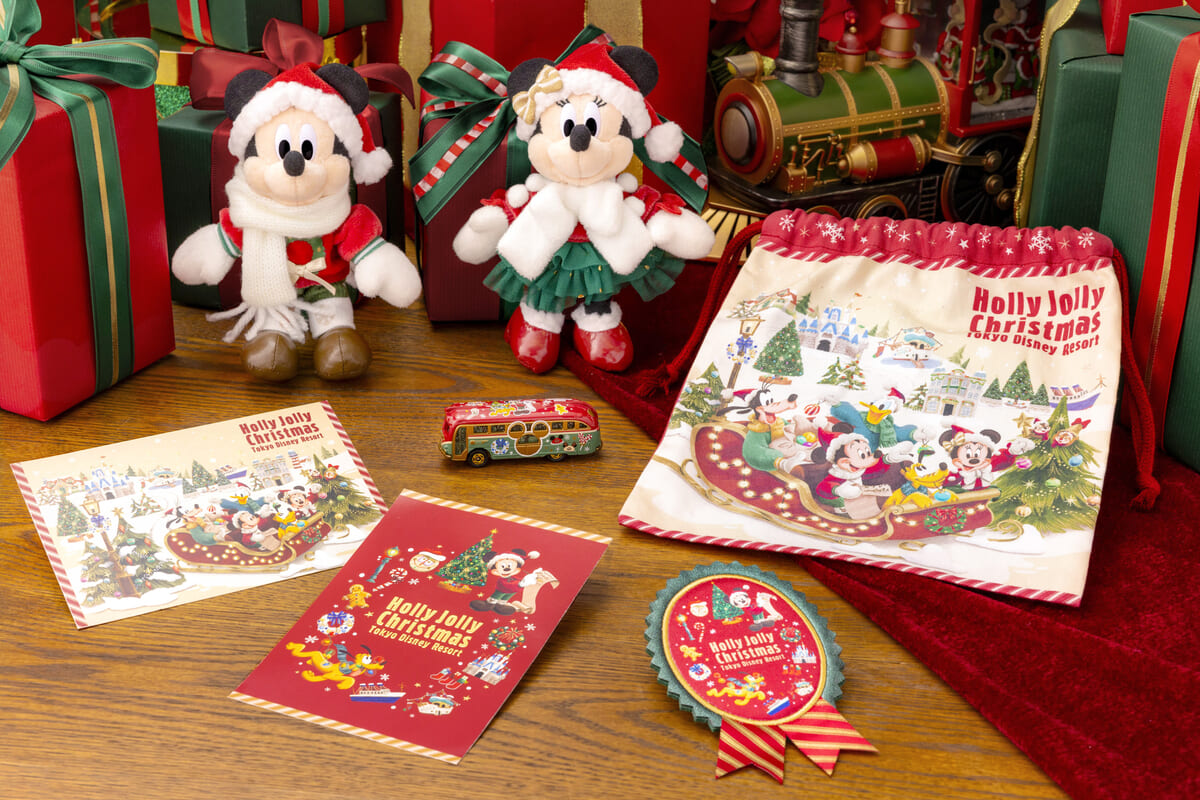 クリスマスの準備を楽しむミッキー&フレンズがデザインされたグッズ