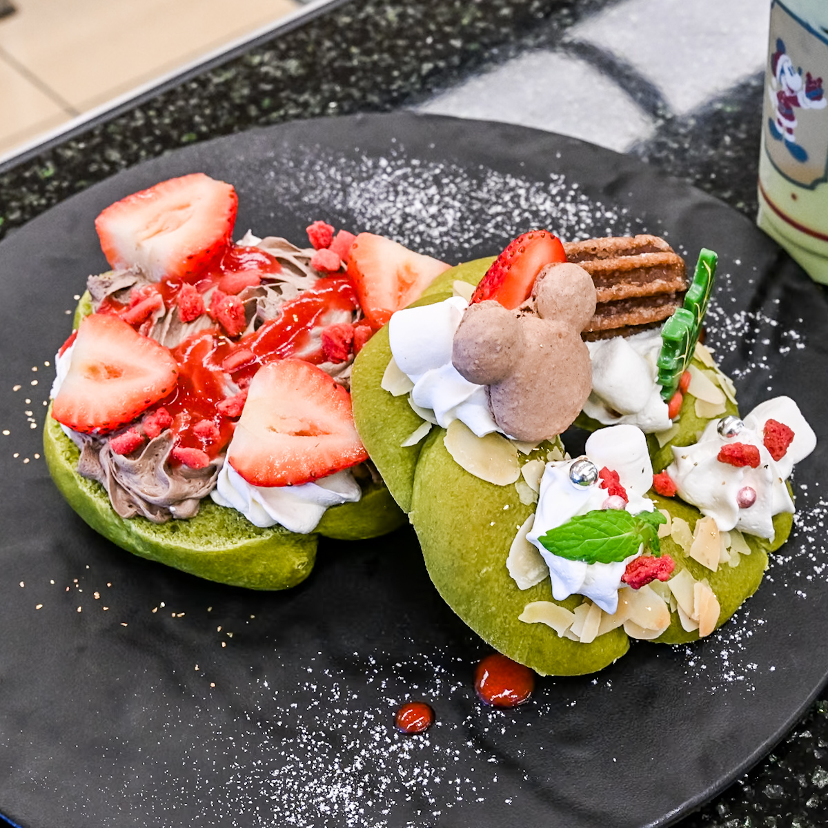 ディズニーアンバサダーホテル「チックタック・ダイナー」“ディズニー・クリスマス2025”スペシャルメニュー　スペシャルサンドウィッチ1