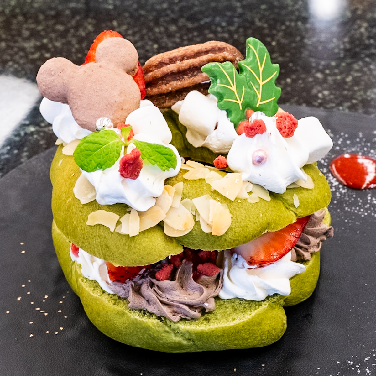 ディズニーアンバサダーホテル「チックタック・ダイナー」“ディズニー・クリスマス2025”スペシャルメニュー　スペシャルサンドウィッチ