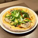 ハウステンボス／ピノキオ「長崎県産ポークと季節野菜のサラダピザ」