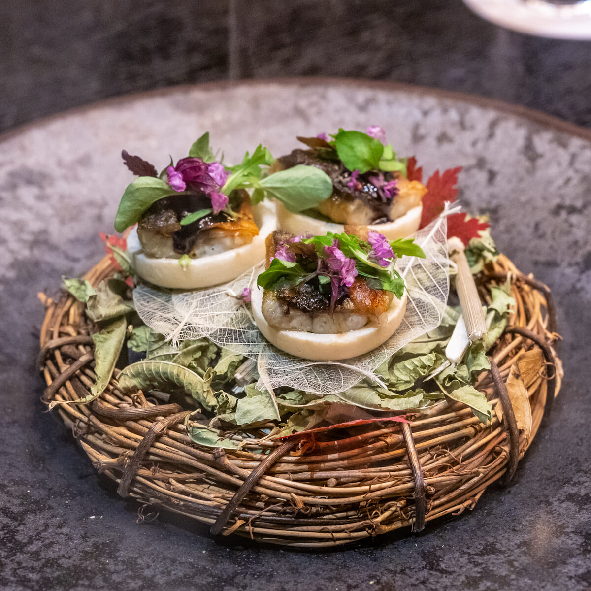 鰻の燻製とニンニクの芽のコンディメント