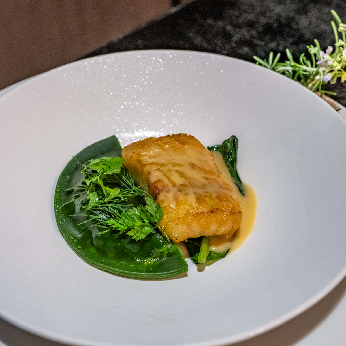 メインー魚料理「寒鮃のソテー 柑橘とハーブの芳香」2