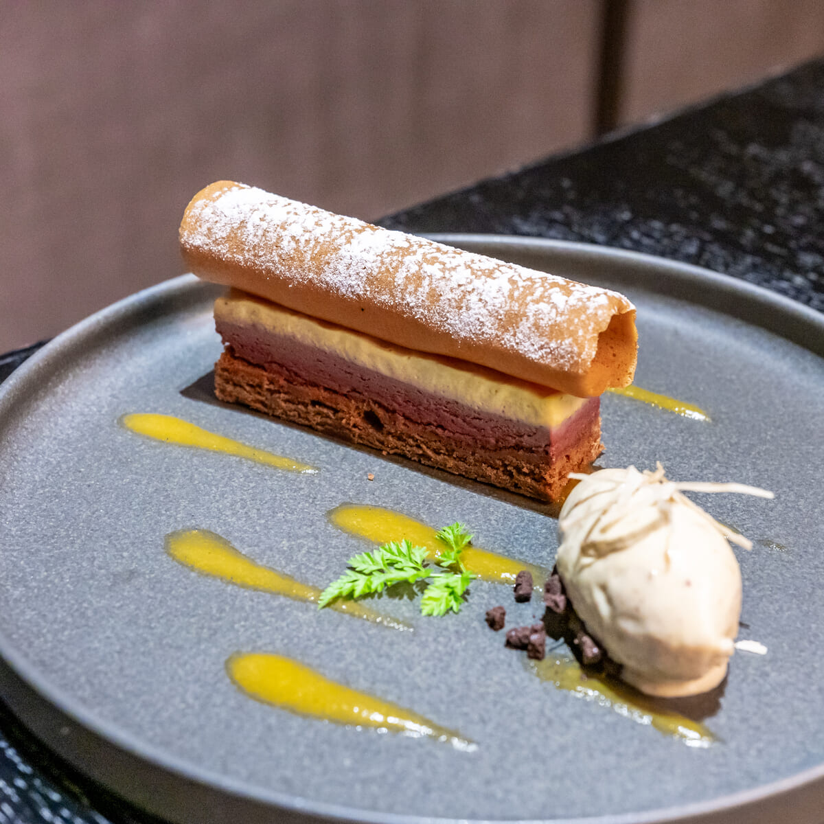 デセール「カシスと牛蒡のムース アプリコットソース添え」2