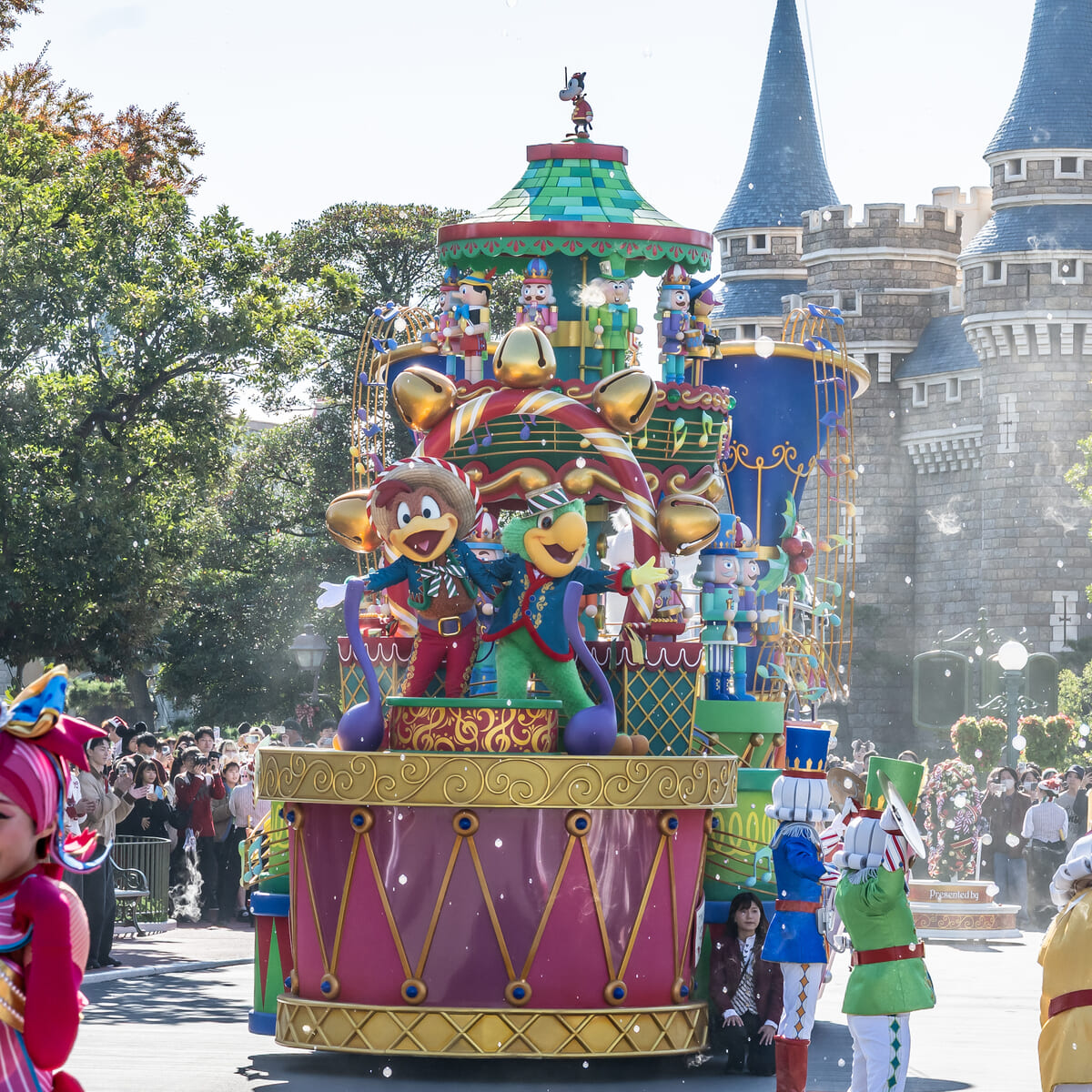 愉快な演奏を披露する音楽隊