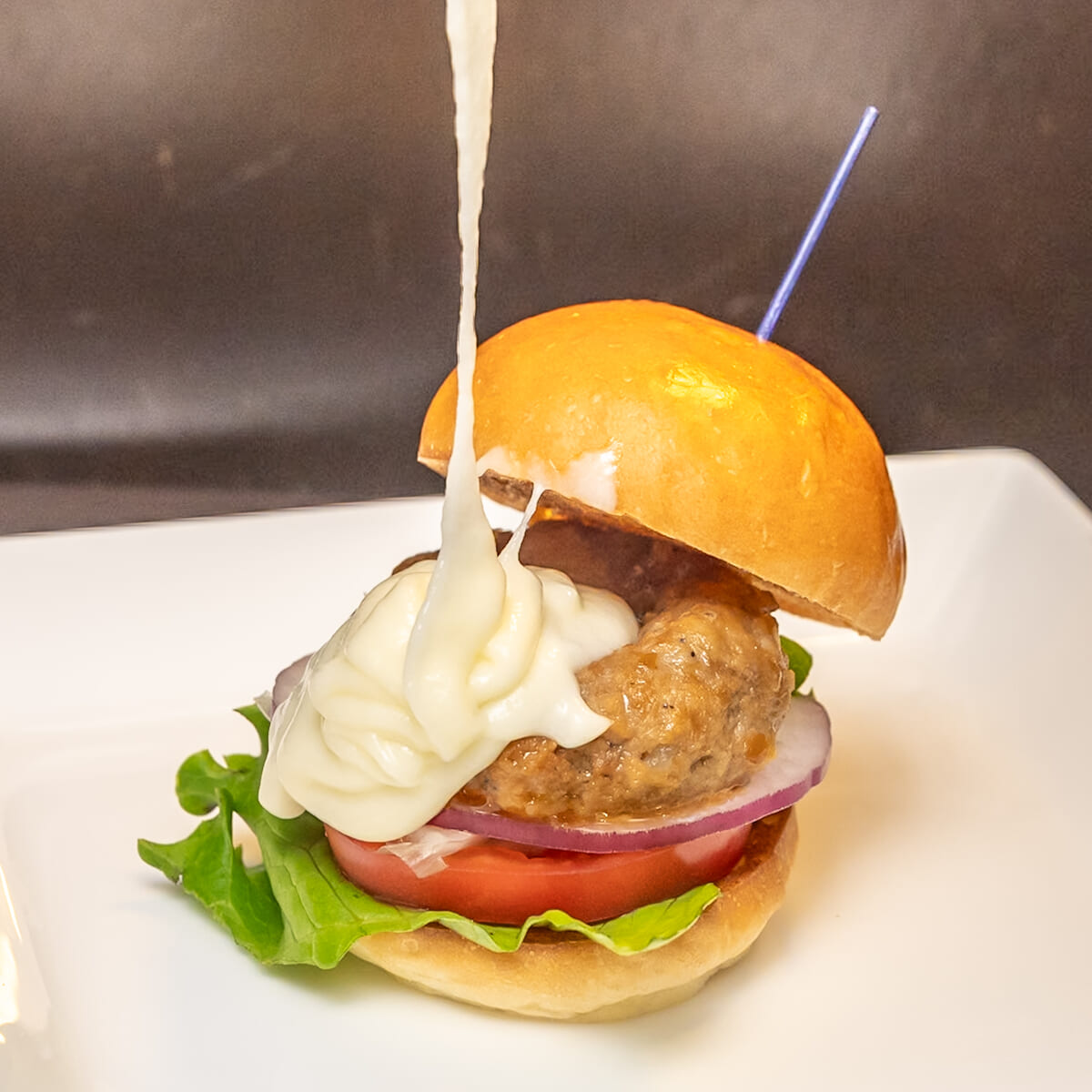 フレンチシェフが作る　山わさび風味バーガーwithチーズディップ