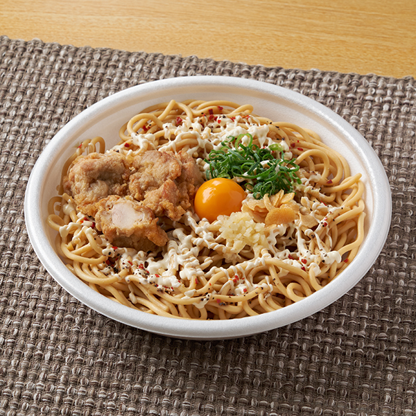 大盛太麺！月見唐揚げ　にんにくマヨパスタ