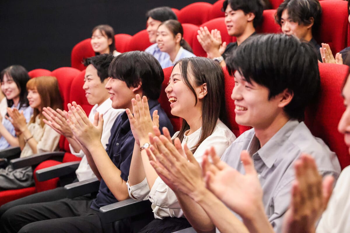 グローバルなビジネス環境を視野に、学生が実践的なビジネスを学ぶ機会を提供