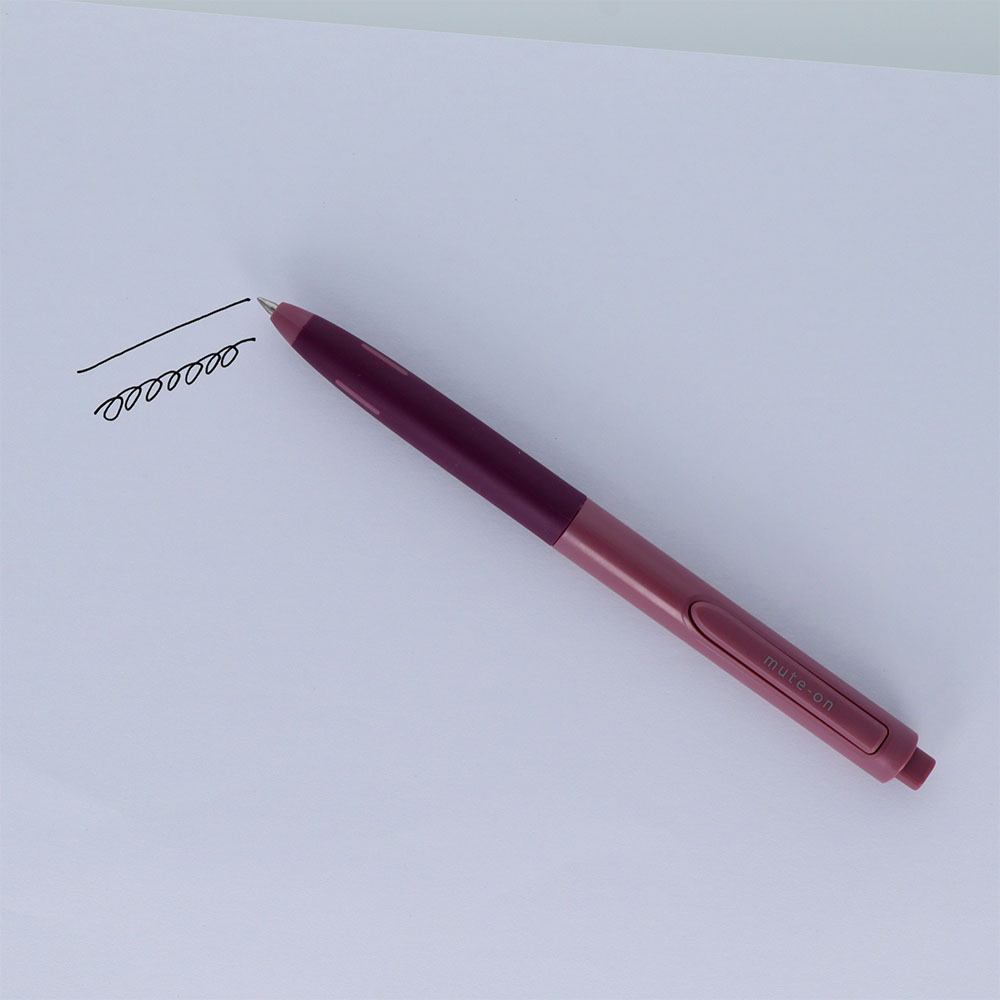 静音ゲルボールペン　ミュートン（魔法の絨毯）使用イメージ