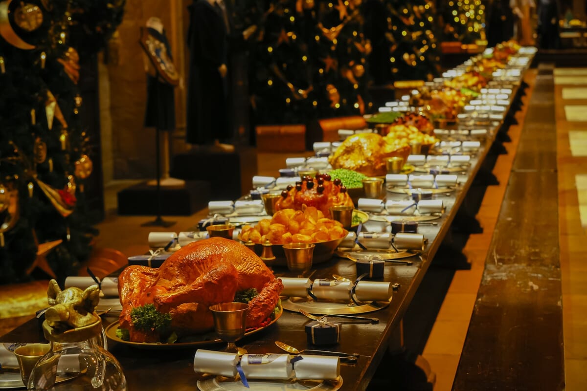 「ホグワーツ・イン・ザ・スノー」2025(大広間に並ぶ料理)