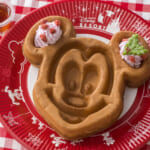 東京ディズニーランド／グレートアメリカン・ワッフルカンパニー“ディズニー・クリスマス2025”ミッキーワッフル、ストロベリーホイップとメイプルソース