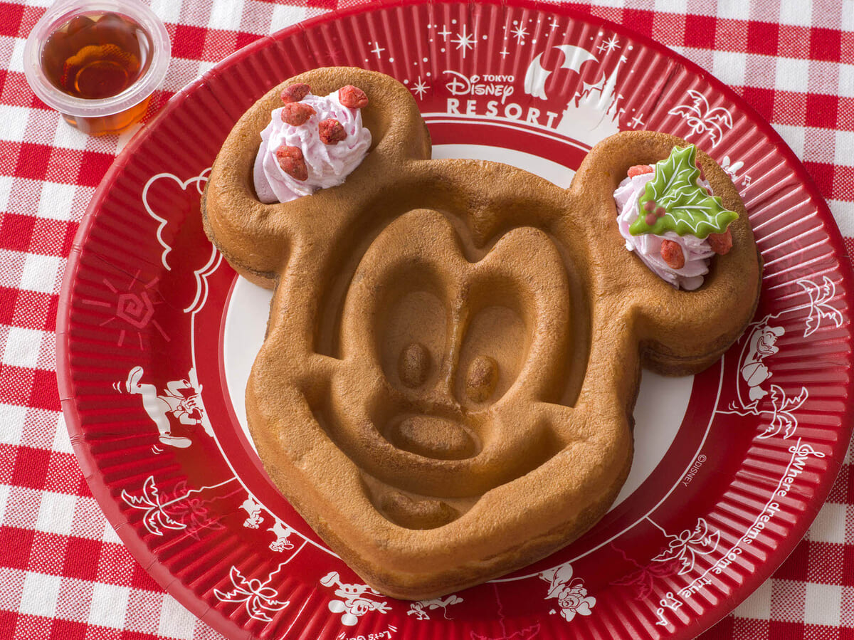 東京ディズニーランド／グレートアメリカン・ワッフルカンパニー“ディズニー・クリスマス2025”ミッキーワッフル、ストロベリーホイップとメイプルソース
