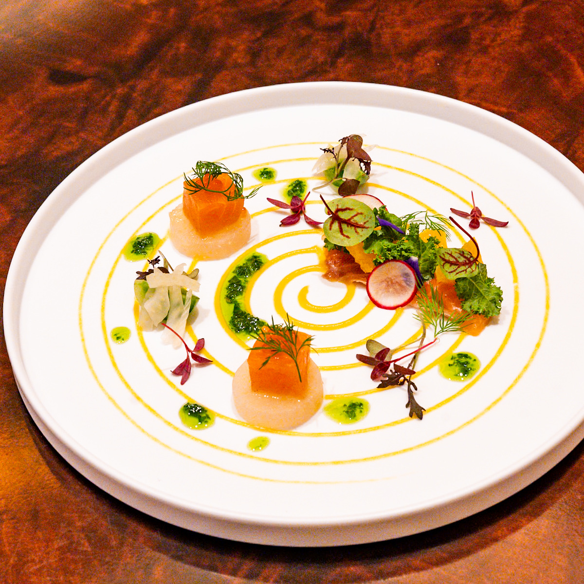 「アトランティックサーモンのハーブマリネと低温コンフィ ケールとオレンジのサラダ 生姜香るハチミツとライムのドレッシング」