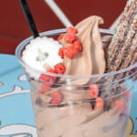 東京ディズニーランド／アイスクリームコーン“ディズニー・クリスマス2025”スペシャルサンデー(チョコレートソフトクリーム＆チュロス)1