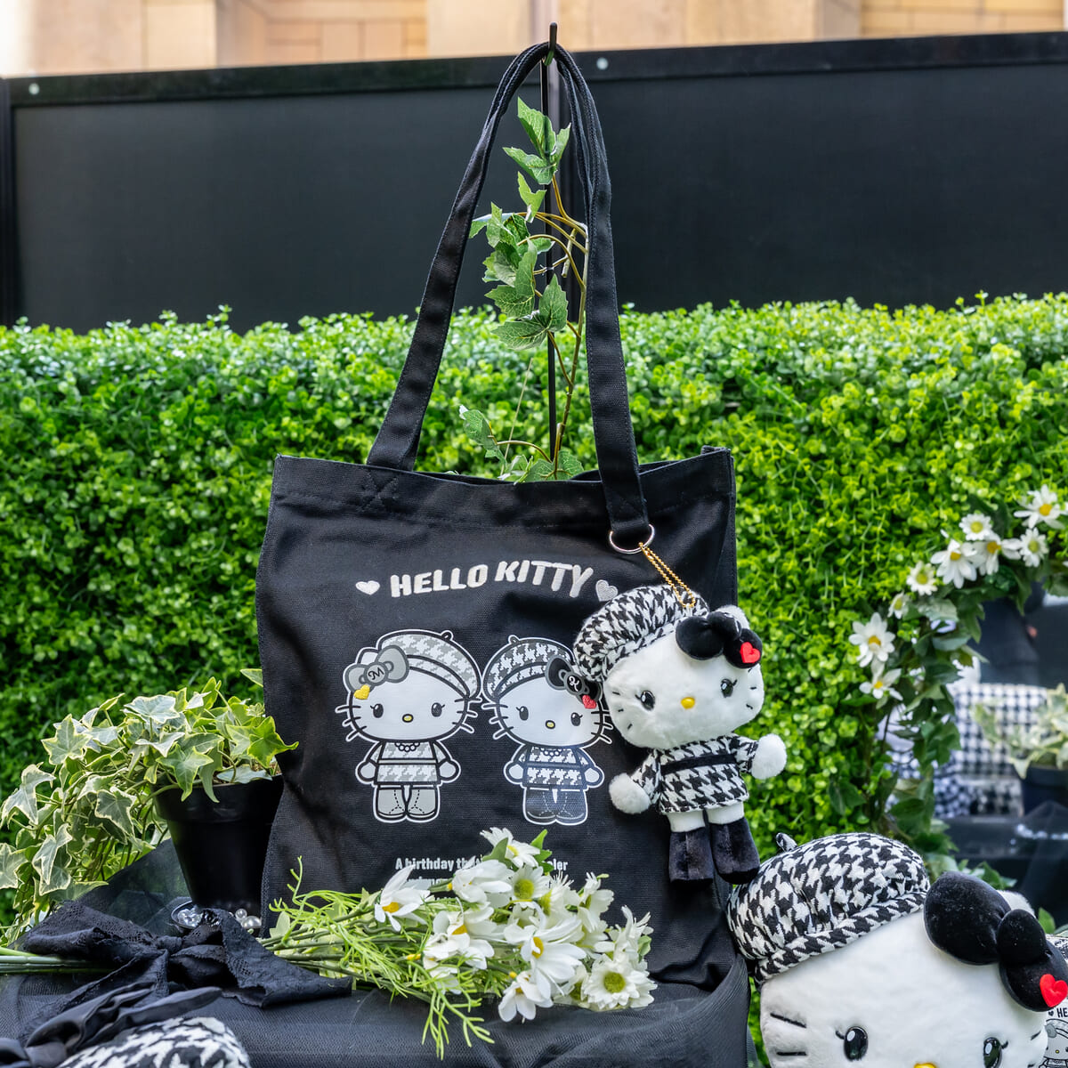 来場の思い出にもなる「モノクロガーリーふたごコーデデザインシリーズ」などを発売