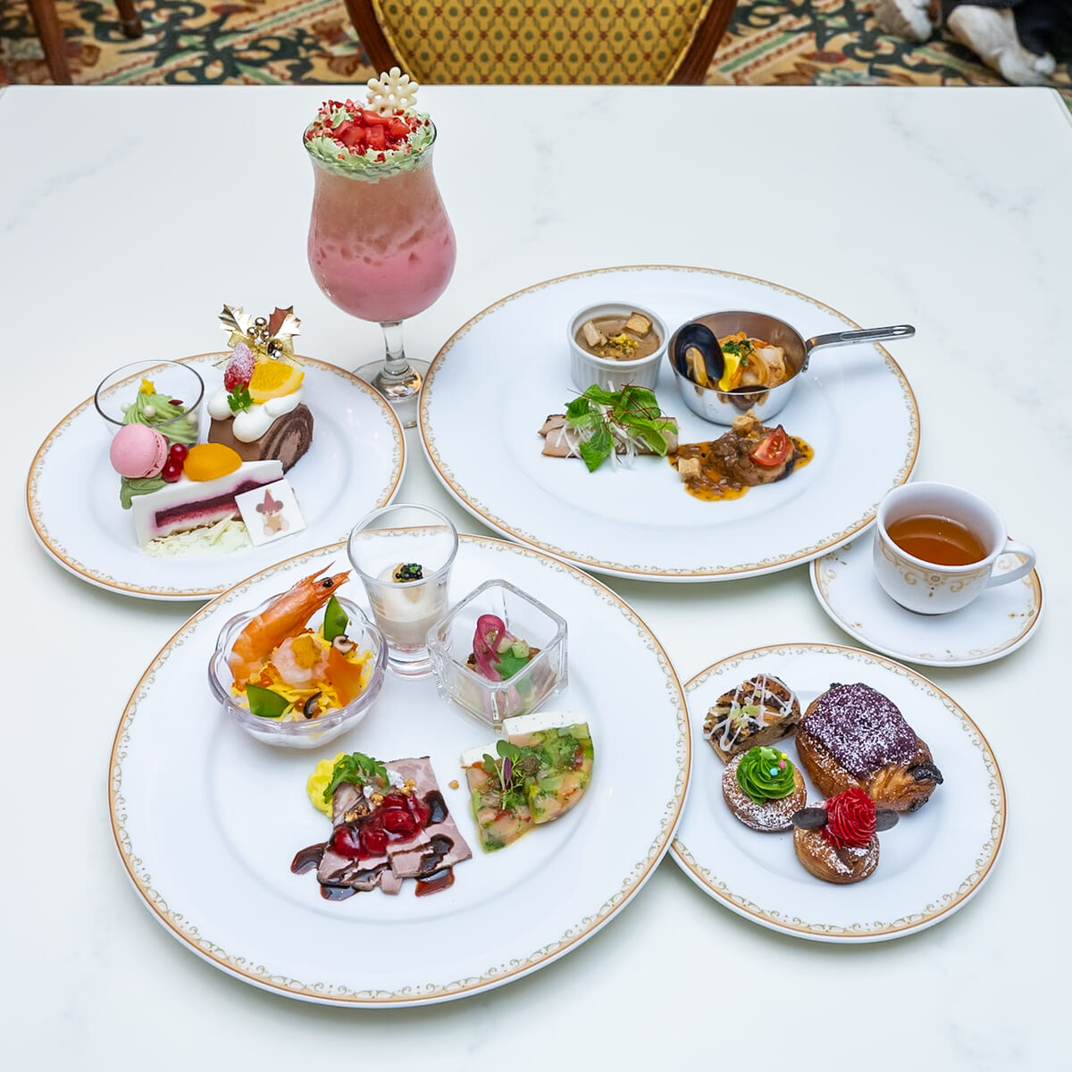 東京ディズニーランドホテル「シャーウッドガーデン・レストラン」“ディズニー・クリスマス2025”スペシャルメニュー