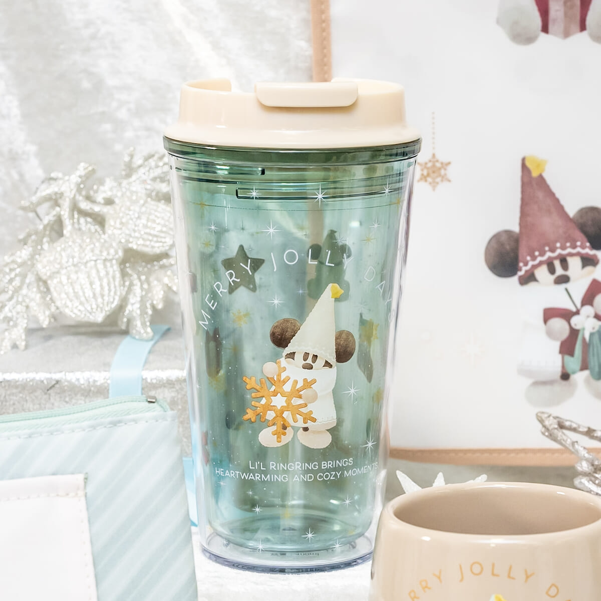 雪の結晶のお菓子と一緒！東京ディズニーリゾート“ディズニー