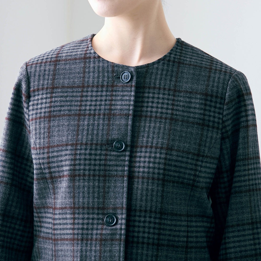 裏地プリントノーカラージャケット　着用イメージ　ボタン