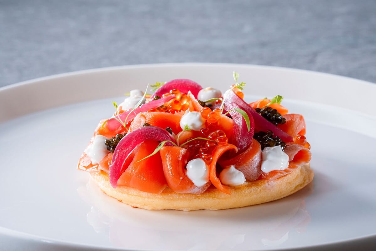 ジャガイモのパンケーキと自家製スモークサーモン、サワークリーム、キャビア