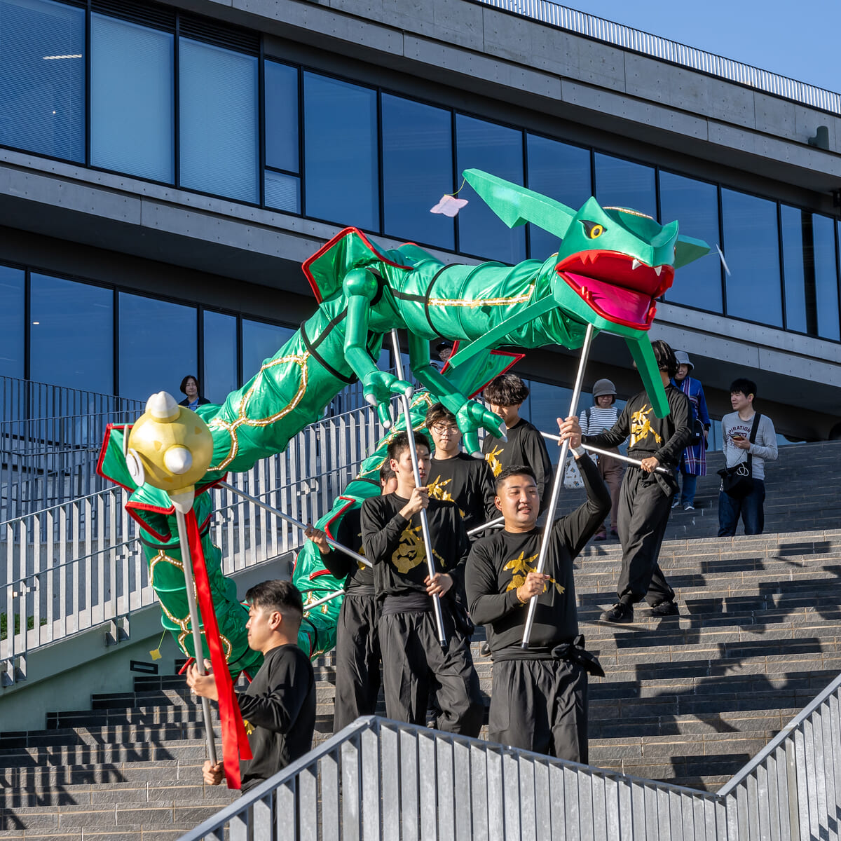 「レックウザ」をモチーフにした龍踊(じゃおどり)の操演
