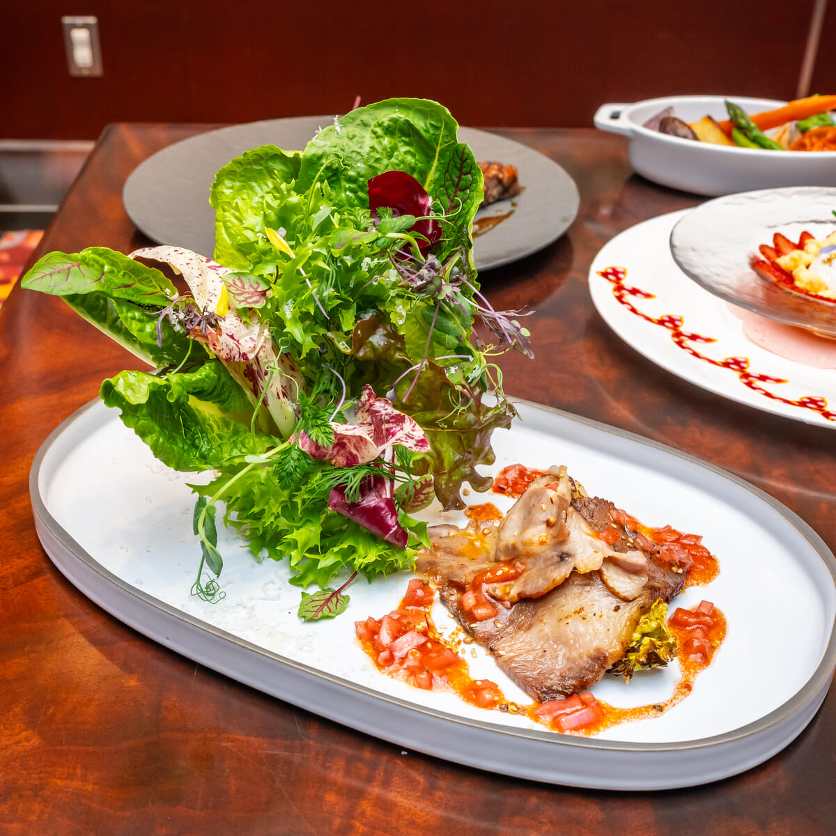 エンパイア・グリル特製 国産牛のブリスケットとライトスモークベーコンのシーザーサラダ