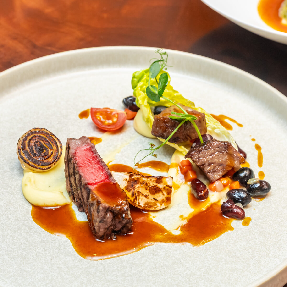 ビーフテンダーロインのグリル 牛ほほ肉とレッドビーンズのサコタッシュ ポテトピュレとペッパーグレイヴィーソース