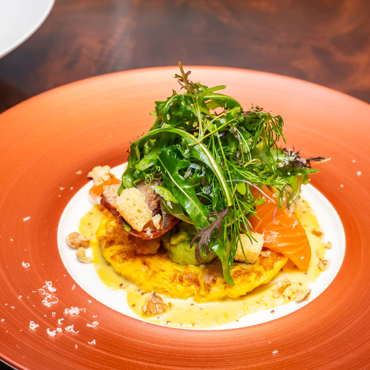 アトランティックサーモンのマリネ ワカモレとベーコンのリーフサラダ チェダーチーズのデンバーオムレツとマスタードソース