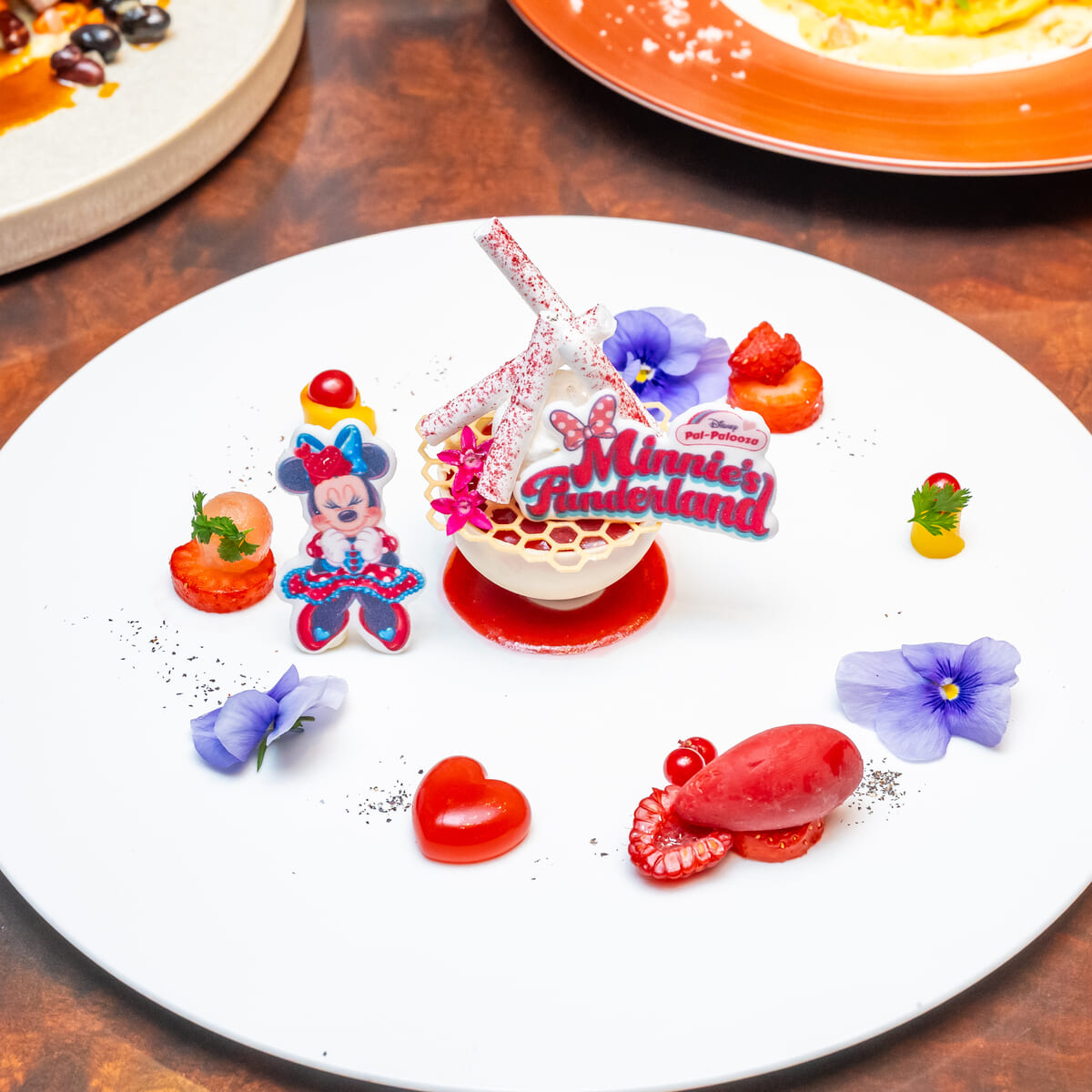 ルビーチョコレートのムースとローズ風味のラズベリーソルベ