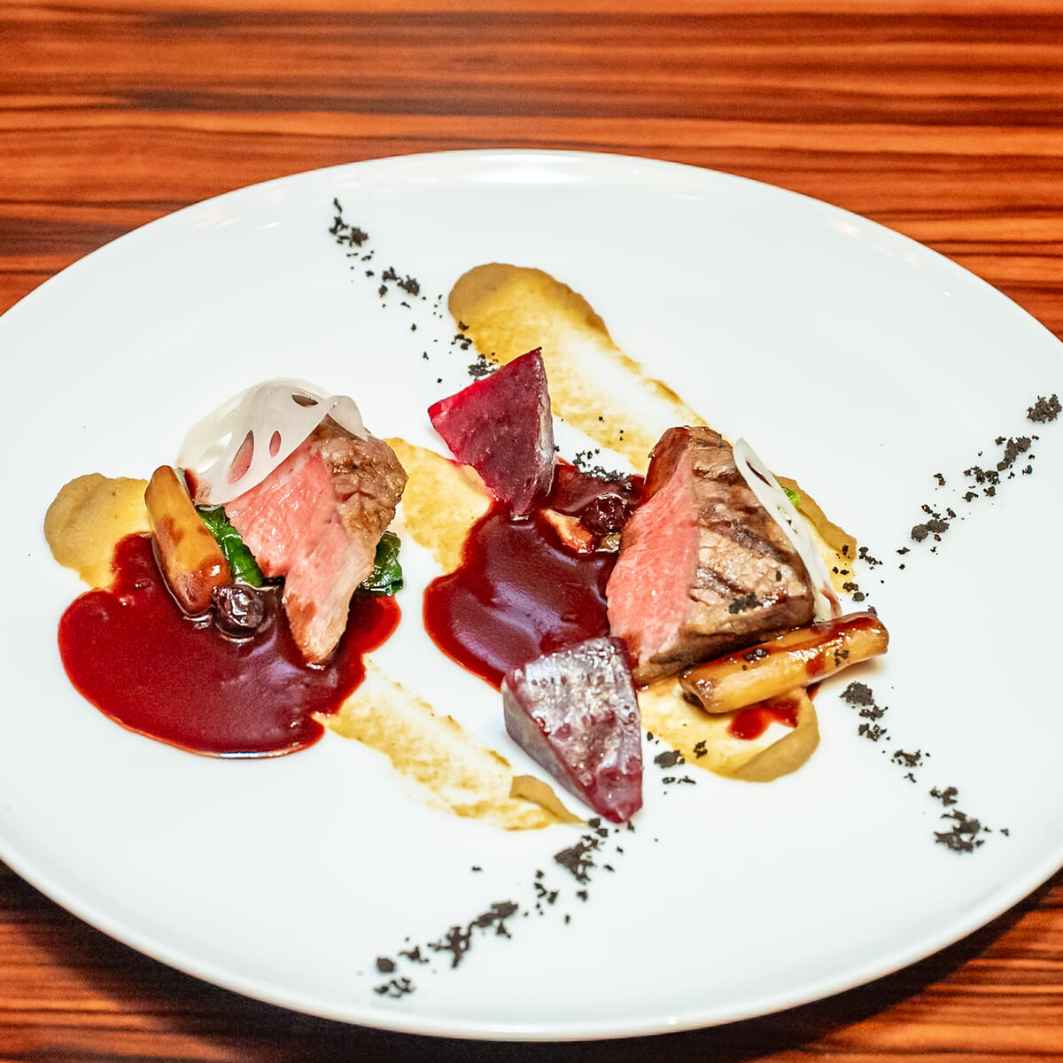 和牛フィレ肉のグリル 西洋ゴボウのカラメリゼ アンチョヴィとカシスのソース