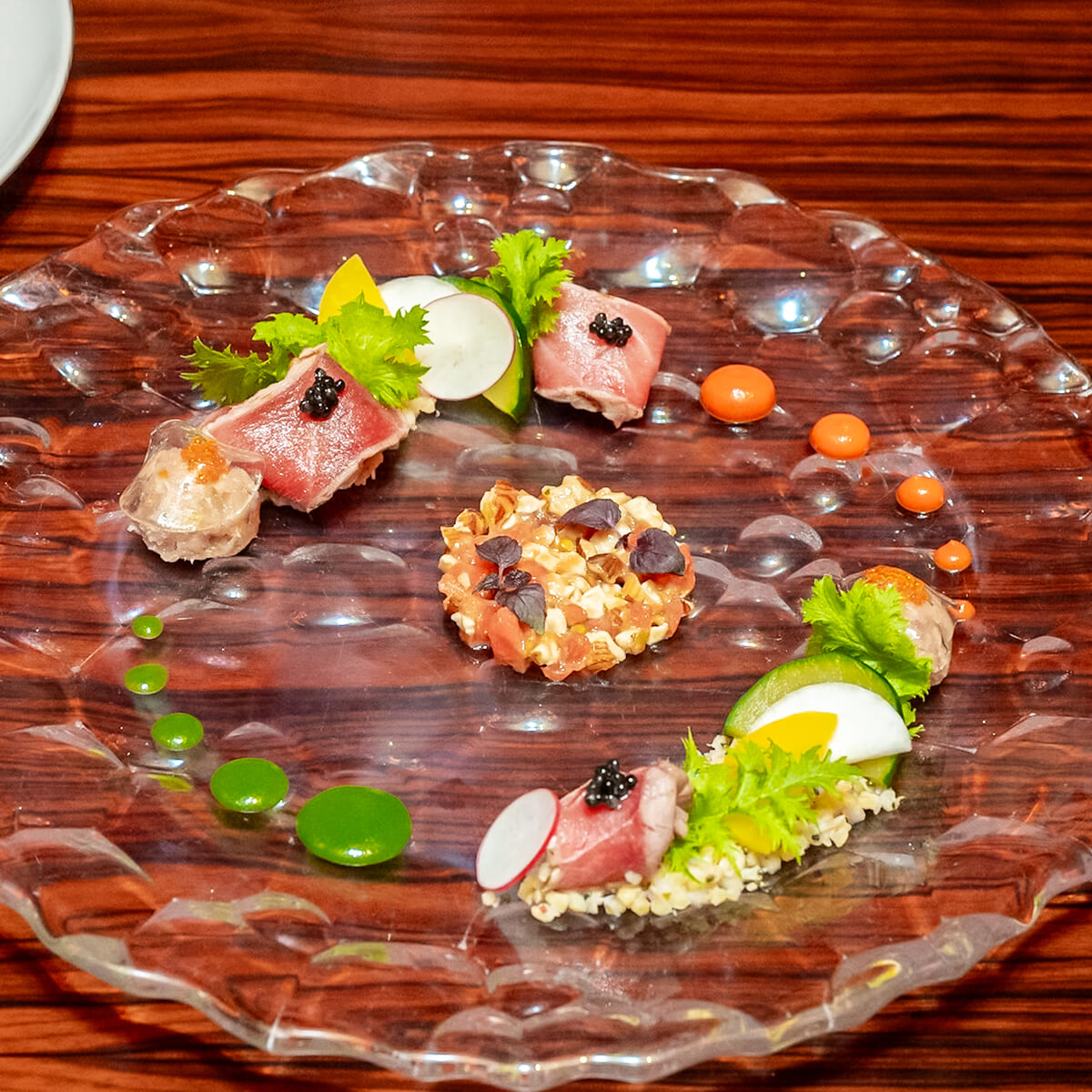 中トロ鮪のレアグリルとズワイ蟹のタブレ ギンディージャと柚子味噌のコンディマン