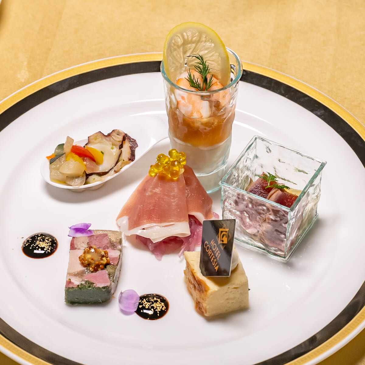 ユニバーサル・スタジオ・ジャパン“ユニバーサル・クールジャパン 2026”東野圭吾原作「マスカレード」シリーズ　メニュー3