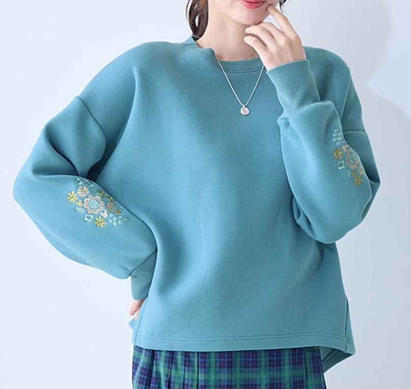 袖刺繍ダンボールニットプルオーバー　ミッキーモチーフ