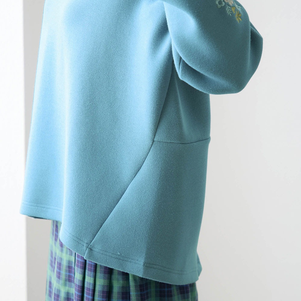 袖刺繍ダンボールニットプルオーバー　サイドスタイル