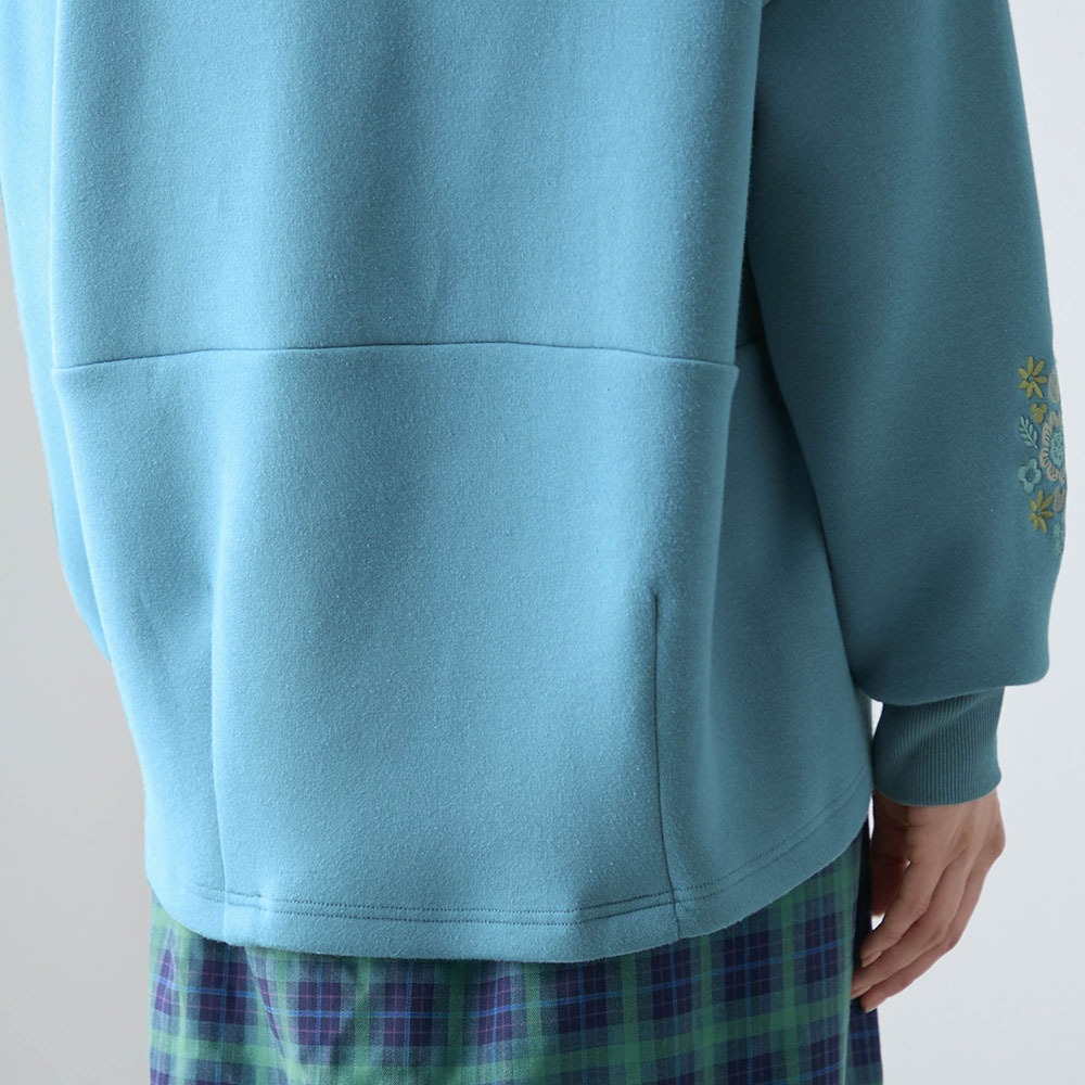 袖刺繍ダンボールニットプルオーバー　バックスタイル