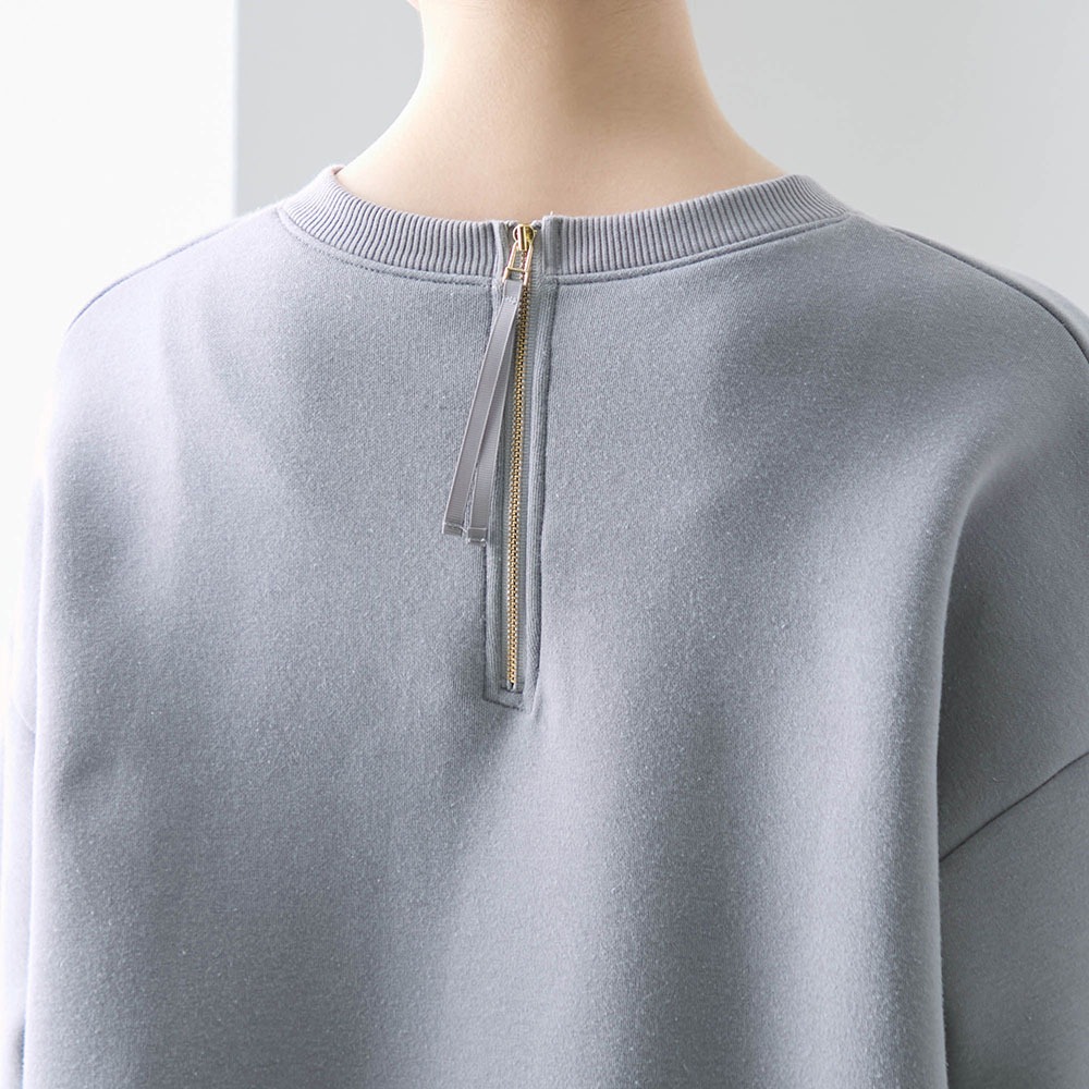 袖刺繍ダンボールニットプルオーバー　背中ファスナー