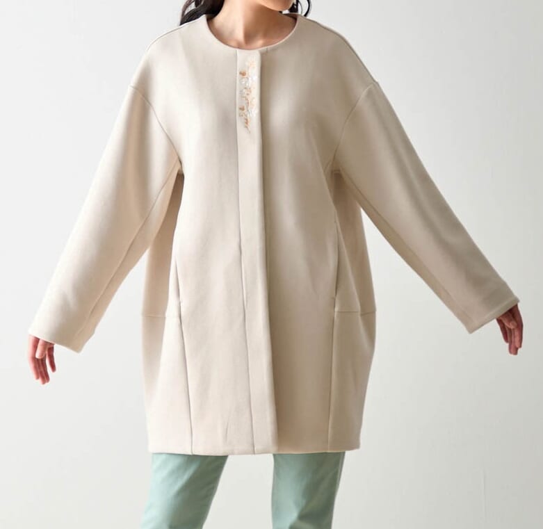 ダンボールニットのコクーンコート ミッキーモチーフ