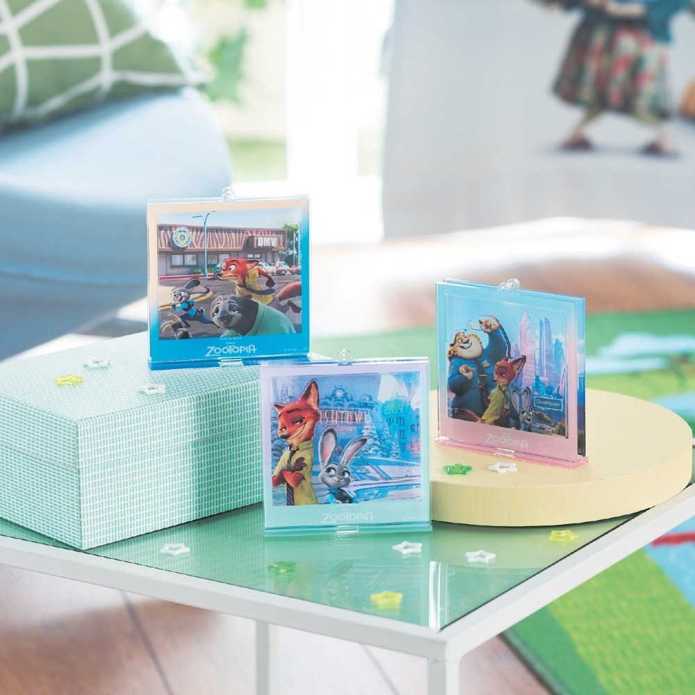 ２WAY仕様のフォトフレーム風アクリルキーホルダー　使用イメージ　スタンド