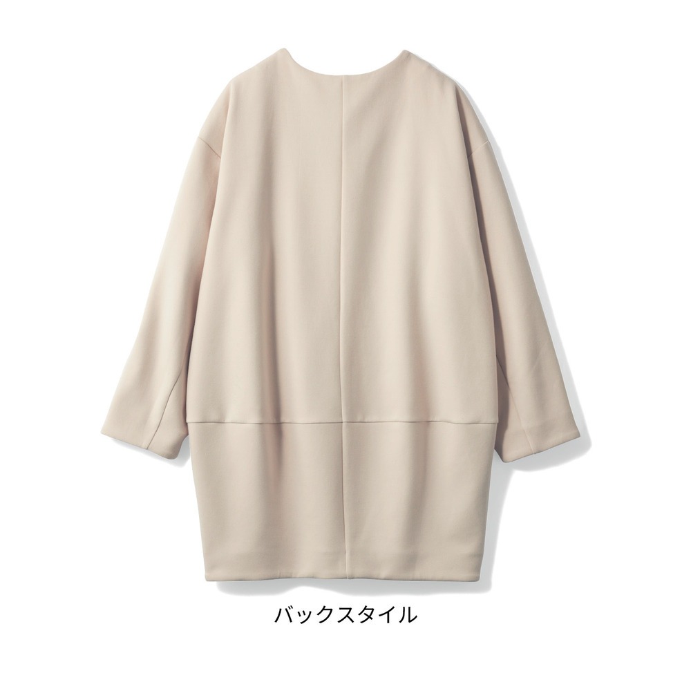 ダンボールニットのコクーンコート バックスタイル