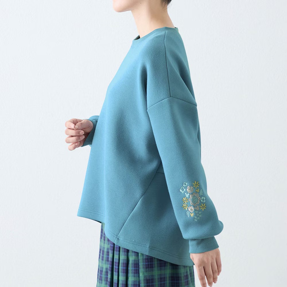 袖刺繍ダンボールニットプルオーバー　ミッキーモチーフ　デザインアップ