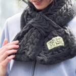 肌側フェイクファーのケーブルニットマフラー