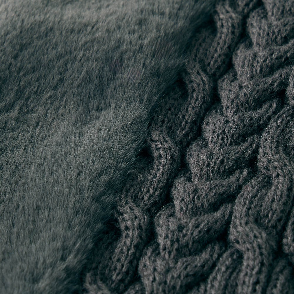 肌側フェイクファーのケーブルニットマフラー 素材アップ