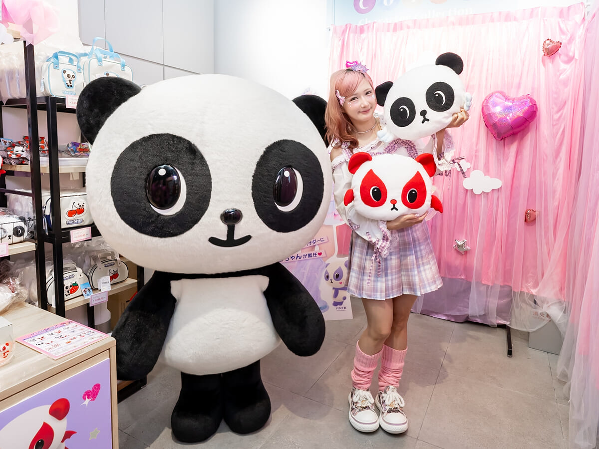 フェイスクッションを持つしなこちゃん