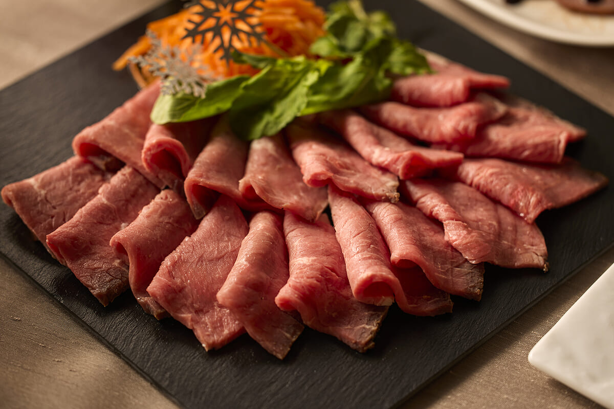 コールドローストビーフ キャロットラペとオニオンソース添え