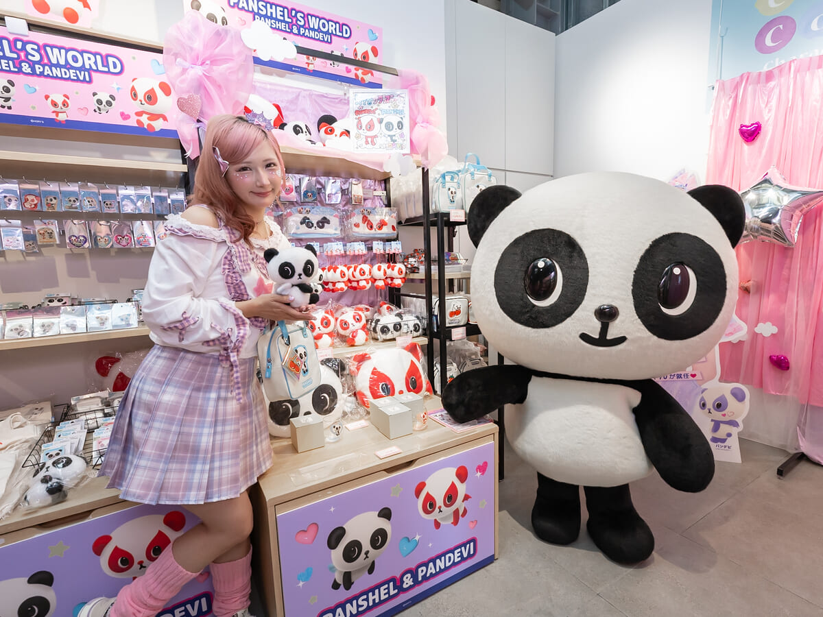 ポップアップショップに来店したしなこちゃん