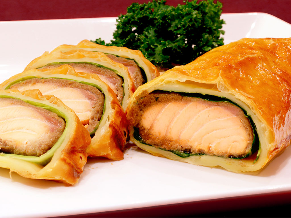 サーモンのパイ包み焼 アンチョビ入りブールブランソース