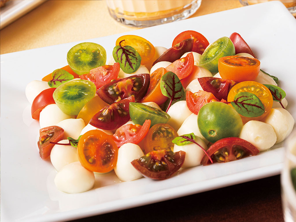 モッツアレラチーズと苺&カラフルトマトのカプレーゼ