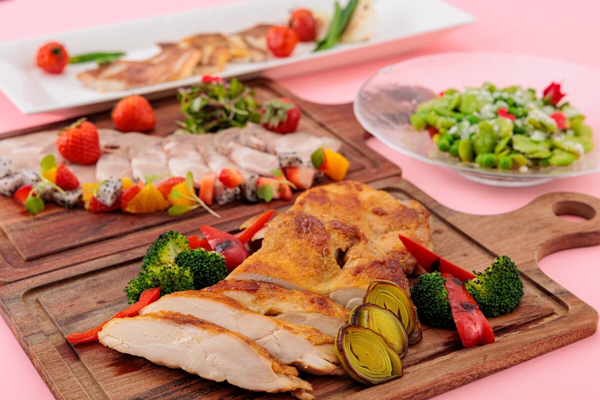 【~仲春~】鶏腿肉のコンフィ いちごのヴィネグレットソース