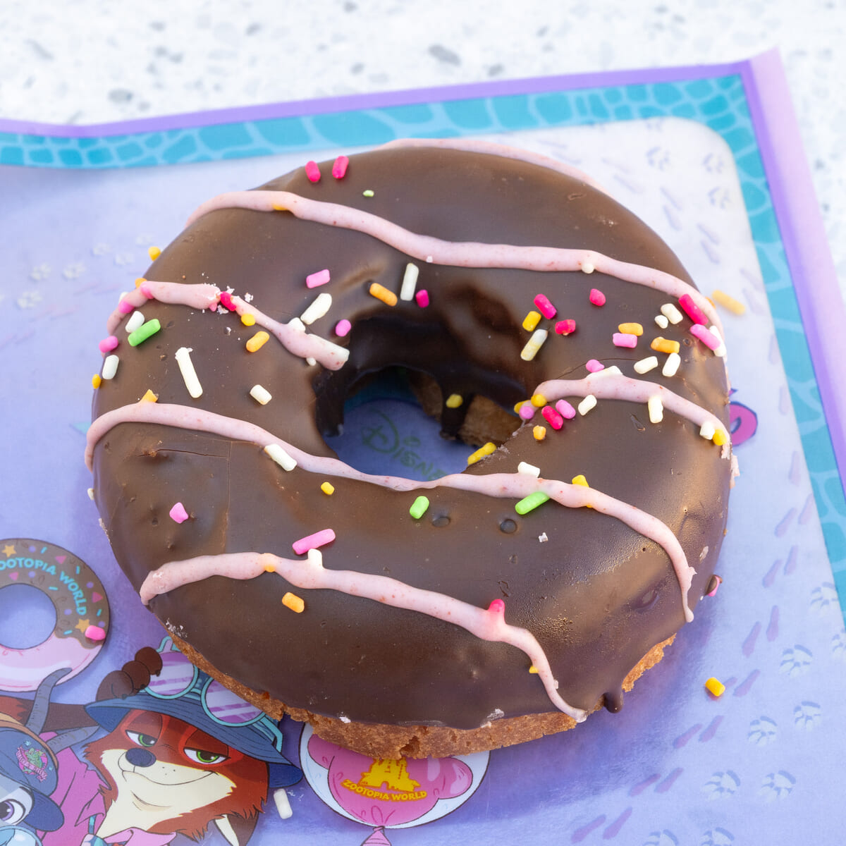 東京ディズニーリゾート『ズートピア』チョコドーナツ アップ