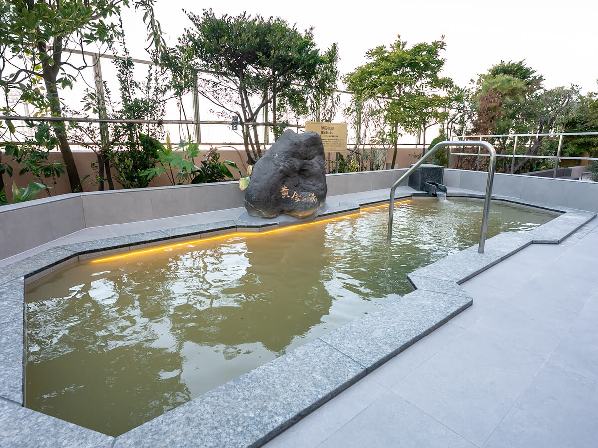 男湯：黄金の湯（約41℃）