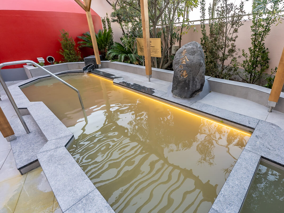 女湯　黄金の湯（約41℃）