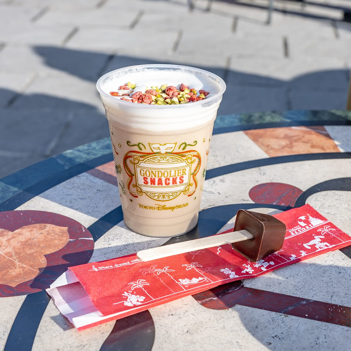 東京ディズニーシー「ピスタチオとストロベリーのカフェモカ」